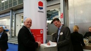 Uitgever Ton Roskam (links) en directeur Geert Dijks van HISWA Vereniging ondertekenen het contract.