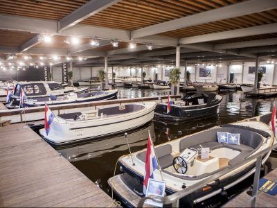 Indoor sloepen haven Aquatec Woudsend Antaris, Maril en Makma Motorboot