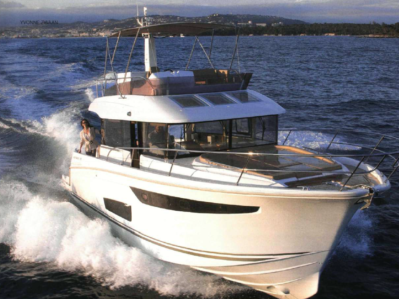 Jeanneau Voyage 42 test Motorboot