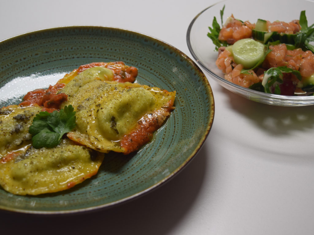 Tartaar van zalm en een luie ravioli met tomatensaliesaus website
